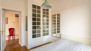 3 bedrooms, desk, soundproofing, iron/ironing board