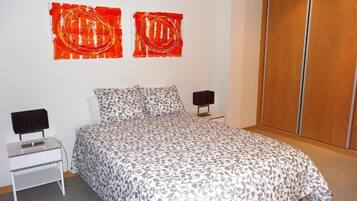 2 chambres, fer et planche à repasser, lit parapluie, Wi-Fi gratuit