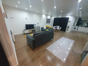 Living area - Spacious Contractor's Delight with 4 Bedrooms and Ample Driveway Parking (Luton)