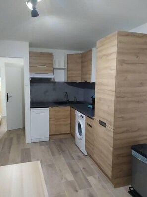 Kylskåp, mikrovågsugn, diskmaskin och kaffe- och tebryggare