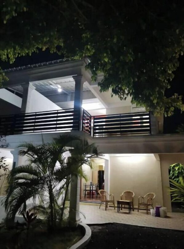 Exterior - 3 bedrooms Duplex Seaview 30 secs mins beachfront (Flic en Flac)