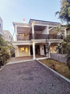 Exterior - 3 bedrooms Duplex Seaview 30 secs mins beachfront (Flic en Flac)