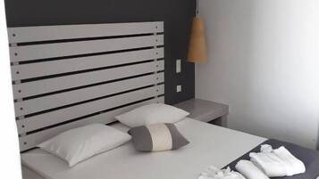 Suite junior, vistas al mar | Ropa de cama de alta calidad, caja fuerte, sistema de insonorización