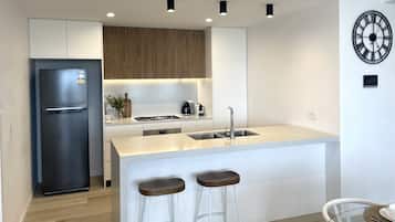Frigorífico, microondas, horno y placa de cocina
