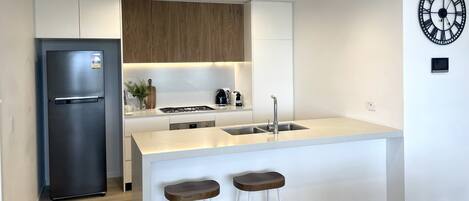 Réfrigérateur, micro-ondes, four, plaque de cuisson