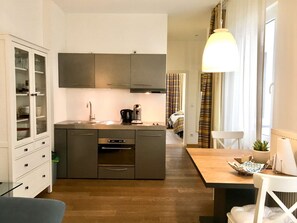 Frigorífico, microondas, horno y placa de cocina