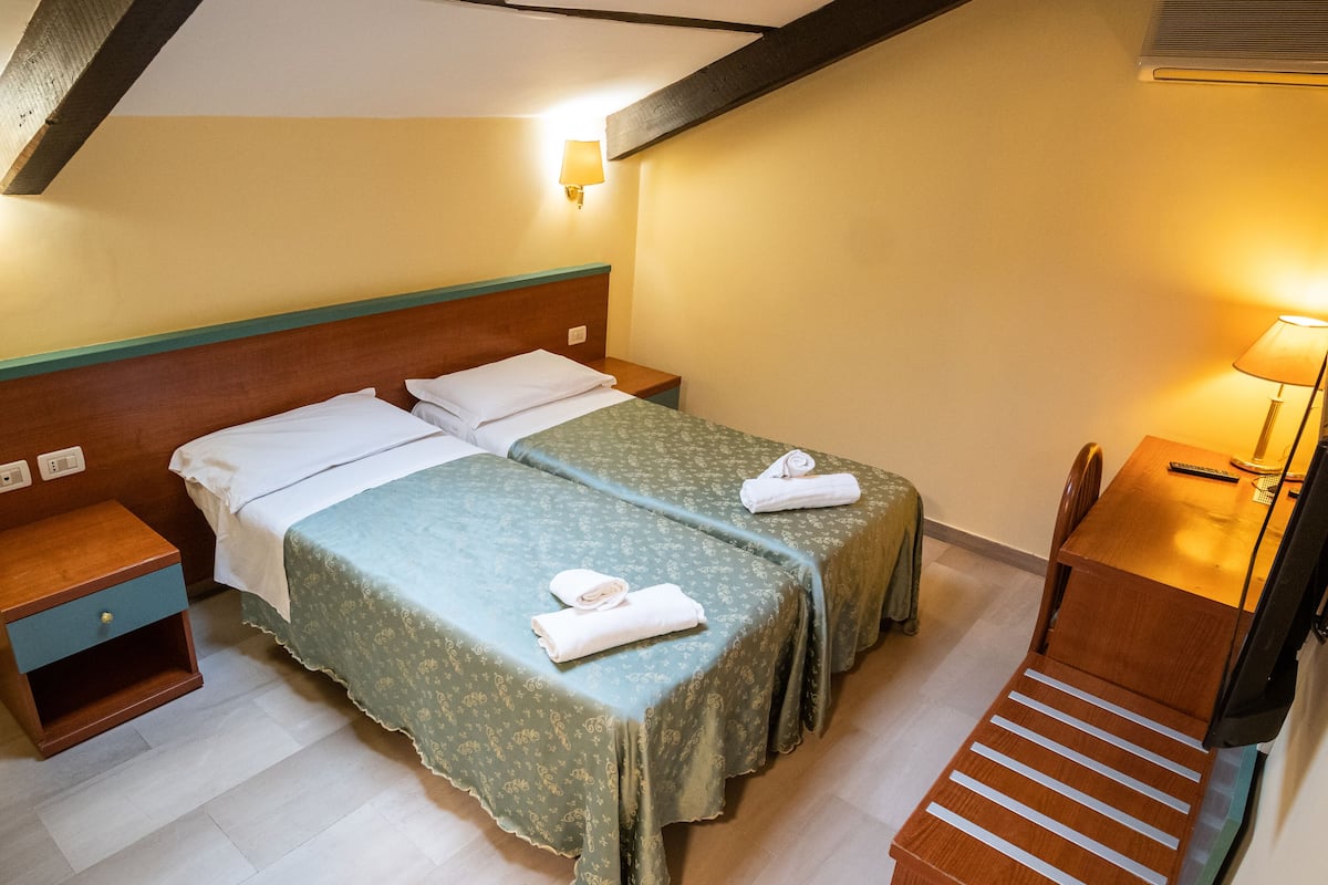 Camera Standard con mansarda con letto matrimoniale o 2 letti singoli | Ferro/asse da stiro