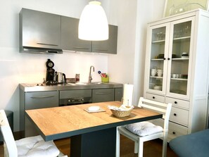 Køleskab, mikrobølgeovn, ovn, kogeplade