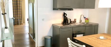 Réfrigérateur, four à micro-ondes, un four, surface de cuisson