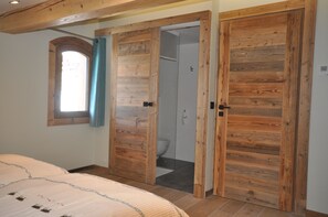 4 Schlafzimmer, Schreibtisch, Bügeleisen/Bügelbrett, Reisekinderbett