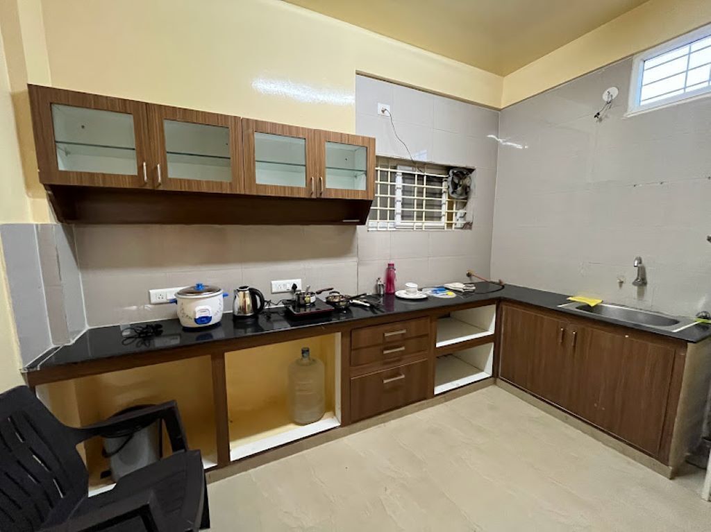 Kylskåp, mikrovågsugn, vattenkokare och grytor/köksredskap