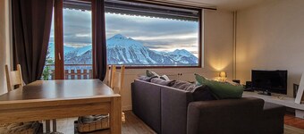 Fully-equipped 5-person apartment with mountain views.