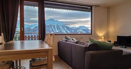 Fully-equipped 5-person apartment with mountain views.