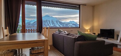Fully-equipped 5-person apartment with mountain views.