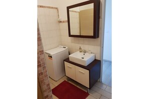 Shower, hair dryer, towels, soap - 15 pers. pool/sea/mountain view/1 km from the sea (solaro)