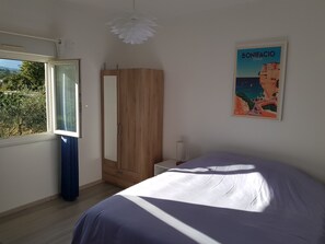 6 bedrooms, iron/ironing board, travel cot, free WiFi - 15 pers. pool/sea/mountain view/1 km from the sea (solaro)