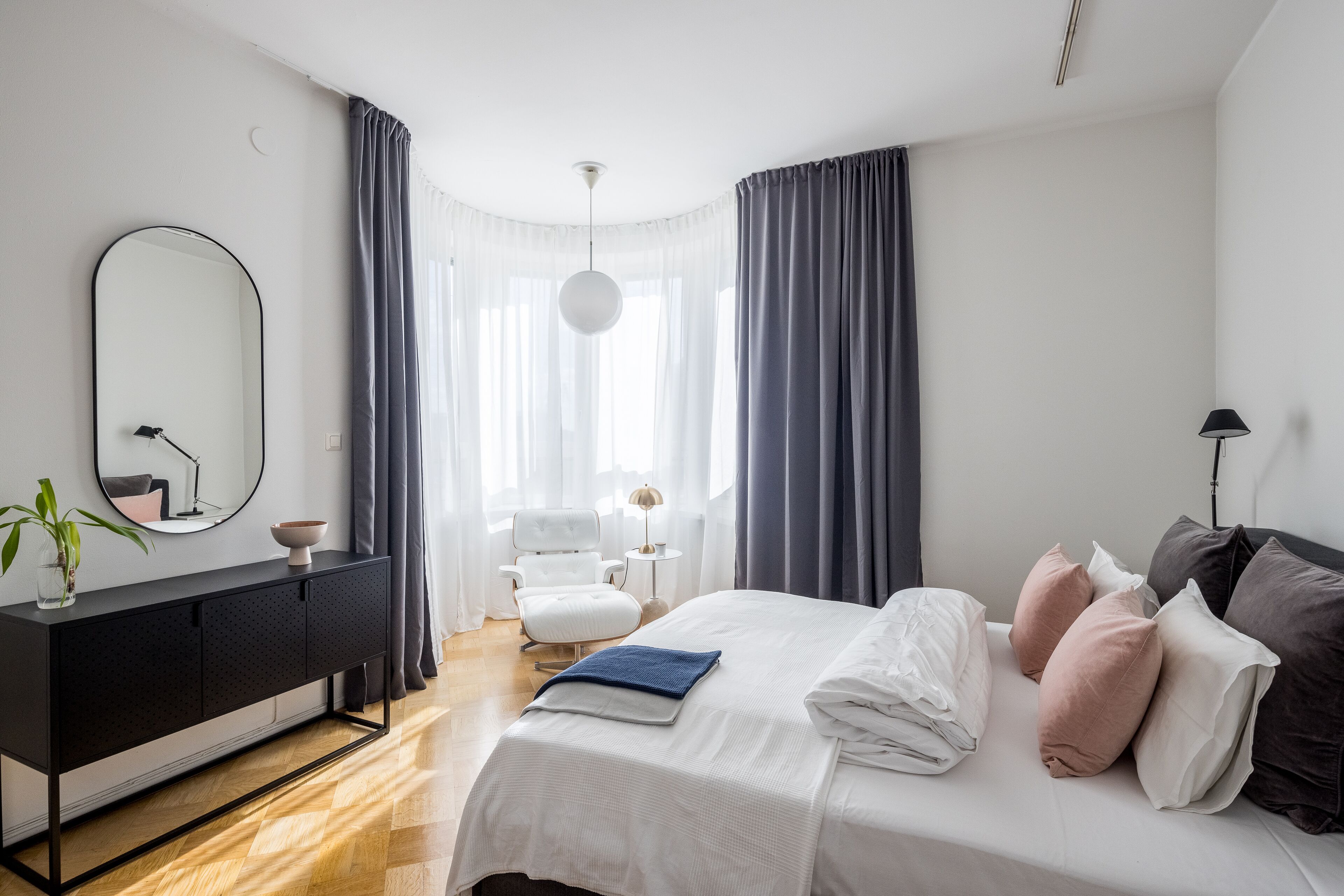 2 makuuhuonetta, työpöytä, silitysrauta/-lauta, ilmainen Wi-Fi