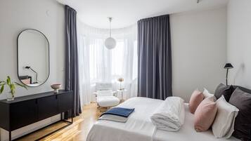 2 makuuhuonetta, työpöytä, silitysrauta/-lauta, ilmainen Wi-Fi