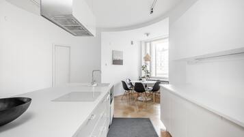 Jääkaappi, mikroaaltouuni, uuni, liesi