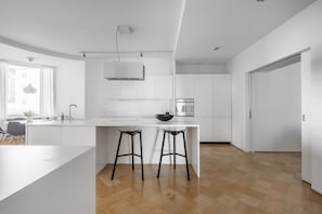 Jääkaappi, mikroaaltouuni, uuni, liesi