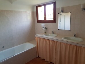 Shower, hair dryer, bidet, towels - Splendid villa with swimming pool 5 minutes walk from the sea (Solaro)