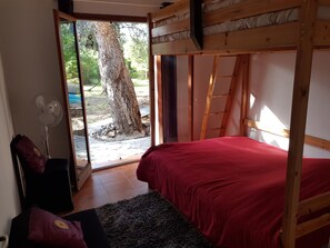 4 bedrooms, iron/ironing board, free WiFi, bed sheets