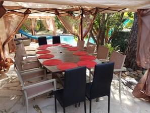 Outdoor dining - Splendid villa with swimming pool 5 minutes walk from the sea (Solaro)