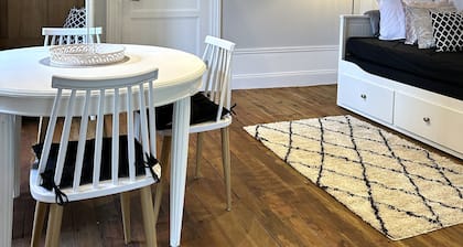 La Maison de Romance située en bordure du Lot et à 10min du coeur de ville.