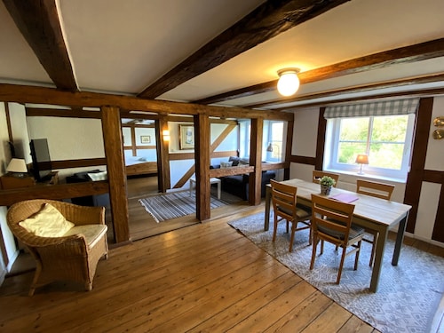 Natur und Ruhe - im historischen reetgedeckten Bauernhaus mit großem Garten