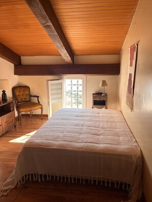 5 bedrooms, desk, travel cot, free WiFi