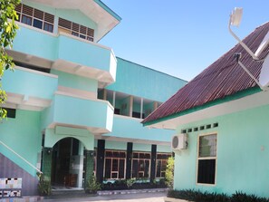 Exterior - OYO 91396 Hotel Laguna (Kupang)