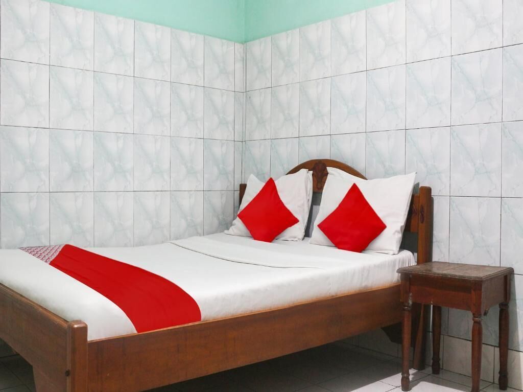 Een bureau, gratis wifi, beddengoed