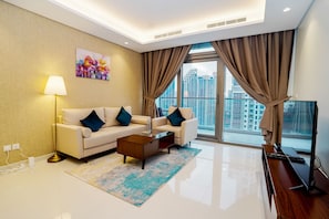 Deluxe-lejlighed | Opholdsområde | 55-tommers smart-tv med kabelkanaler, tv, Netflix