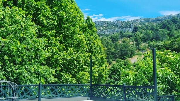 A swimming pool with a view of a lush green hillside. - Lou Roucas : Pleasant village house with view (Fontaine-de-Vaucluse)