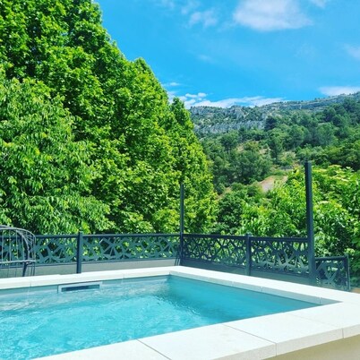 Lou Roucas : Pleasant village house with view