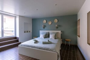 4 Schlafzimmer, Schreibtisch, Bügeleisen/Bügelbrett, Reisekinderbett