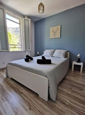 4 slaapkamers, een bureau, een strijkplank/strijkijzer, reisbedje