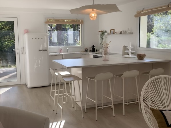 Kühlschrank, Mikrowelle, Ofen, Herdplatte