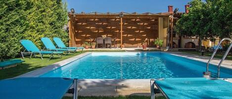 حمّام سباحة خارجي