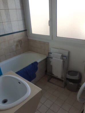Douche, sèche-cheveux, serviettes fournies