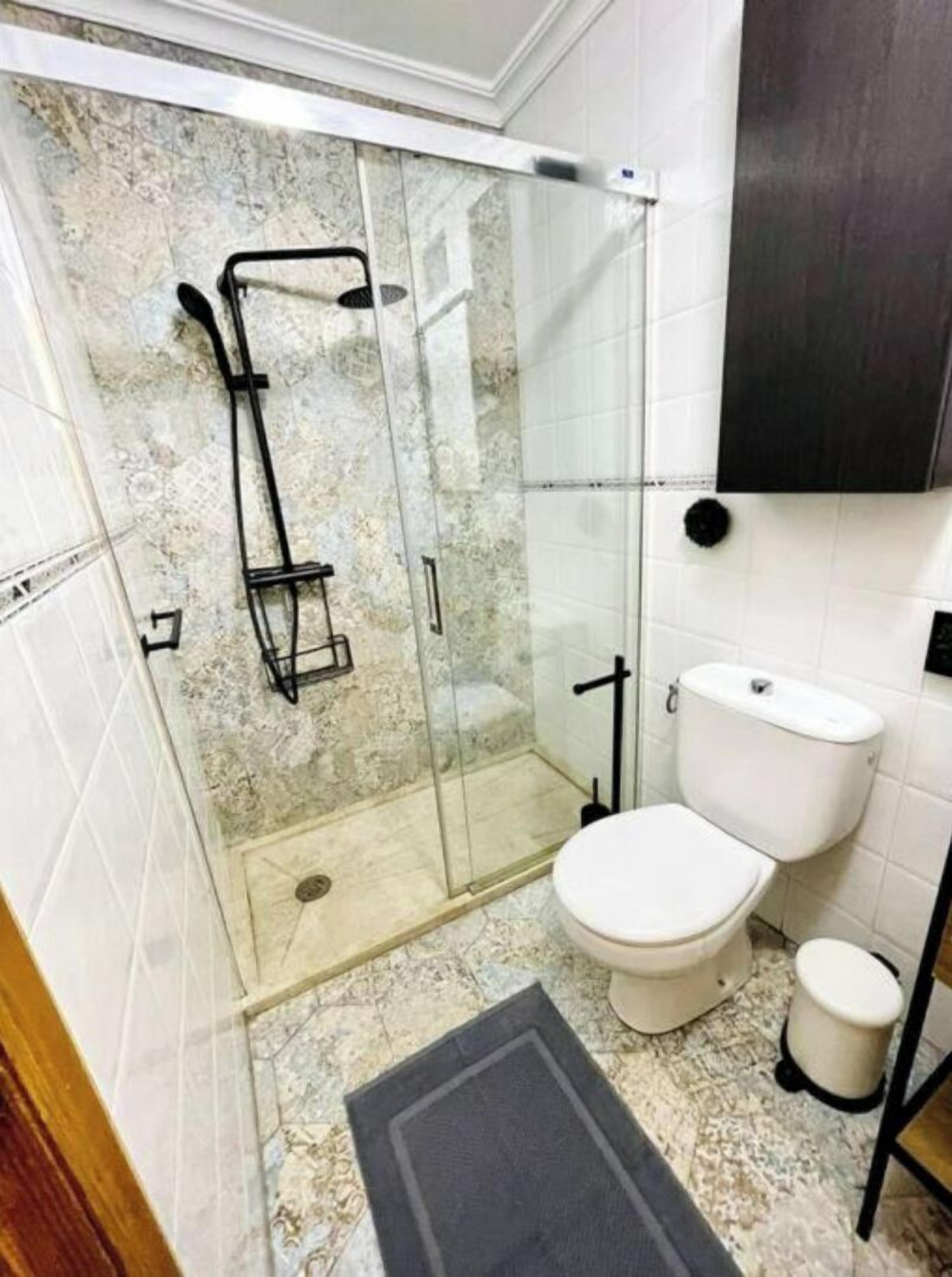 Douche, sèche-cheveux, serviettes fournies, savon
