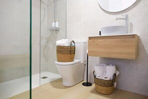 Shower, jetted bath, hair dryer, towels