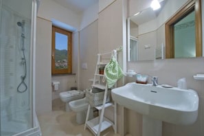 Bruser, hårtørrer, bidet, håndklæder