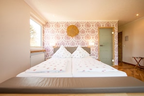 In-room safe, desk, blackout curtains, free WiFi - Wagners Landhaus (Mehren)