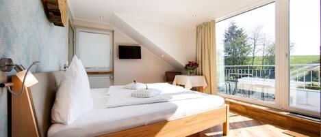 Cofres nos quartos, escrivaninha, cortinas blackout, Wi-Fi de cortesia