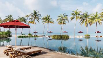 Piscina all'aperto, cabine incluse nel prezzo, ombrelloni da piscina