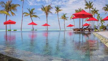 Una piscina al aire libre, cabañas de piscina gratuitas, sombrillas