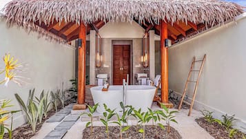 Bañera y ducha independientes y cabezal de ducha tipo lluvia