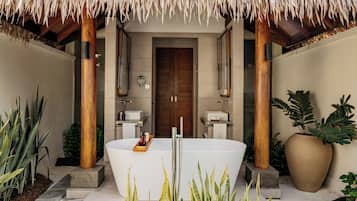 Badewanne und Dusche (separat), Regendusche, Haartrockner, Hausschuhe