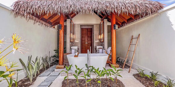 Separat badekar og dusj, regndusjhode og toalettartikler (inkludert)